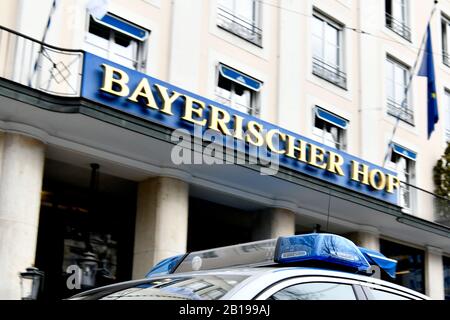 Polizei, Auto, Blau, Flash, Blinken, Licht, Leuchten, LED, VIP, wichtig, Schützen, Speichern, Hotel, Bayerischer Hof, München, Gebäude, Haus, Eintrag, VORNE, Stockfoto