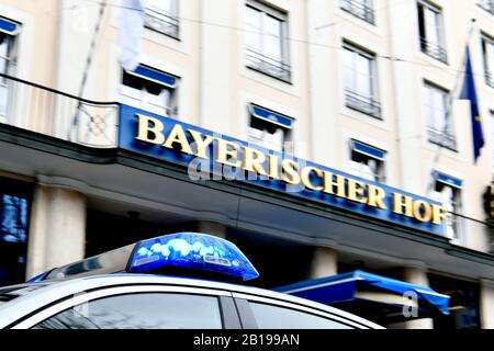 Polizei, Auto, Blau, Flash, Blinken, Licht, Leuchten, LED, VIP, wichtig, Schützen, Speichern, Hotel, Bayerischer Hof, München, Gebäude, Haus, Eintrag, VORNE, Stockfoto