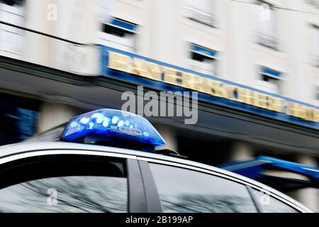 Polizei, Auto, Blau, Flash, Blinken, Licht, Leuchten, LED, VIP, wichtig, Schützen, Speichern, Hotel, Bayerischer Hof, München, Gebäude, Haus, Eintrag, VORNE, Stockfoto