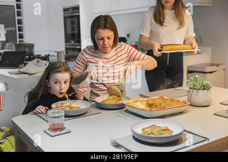 Familienurlaub - Lasagne Stockfoto