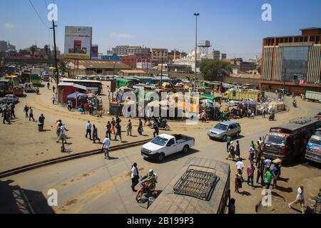 Nairobi, Kenia - 17. Januar 2015: Eine belebte Straße voller öffentlicher Verkehrsmittel, Busse, Autos, Motorräder und Fußgänger. Ansicht von oben Stockfoto