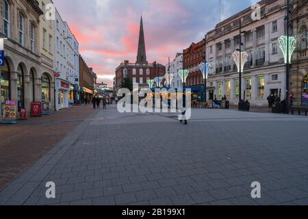 Am frühen Abend mit Weihnachtslichtern und rotem Himmel in High Town Hereford, Herefordshire UK November 2019. Stockfoto