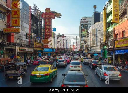 Bangkok, Thailand. Januar 2020. Eine Straße voller Autos im chinesischen Viertel (Chinatown). Credit: Damian Gollnisch / dpa-Zentralbild / ZB / dpa / Alamy Live News Stockfoto