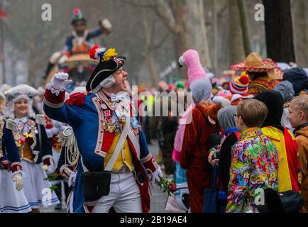 Mainz, Deutschland. Februar 2020. Eine Wache der Mainzer Ersatzgarde schillt Helau. Die 69. Ausgabe der Rosenmontagsprozession seit dem Zweiten Weltkrieg hat das Motto "Humor ist Meenzer Lebensweise, gepaart mit Herz und Toleranz. Kredit: Andreas Arnold / dpa / Alamy Live News Stockfoto