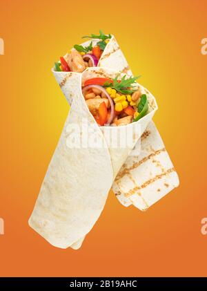 Burritos umhüllt mit gebratenem Hühnerfleisch und Gemüse. Stockfoto