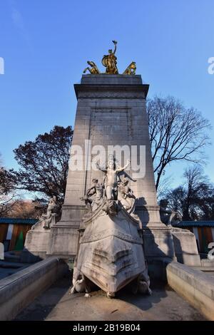 U.S.S.F. Maine National Monument des Bildhauers Attilio Piccirilli und des Architekten H. van Buren Magonigle . Central Park am Columbus Circle, New York. Stockfoto