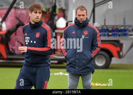 Javi (Javier) MARTINEZ (FC Bayern München) - Hallo: Hans Dieter Flick (Hansi, Trainer FC Bayern München). Abschlusstraining FC Bayern München vor dem Champions-League-Spiel FC Chelsea-FC Bayern München. Fußball, am 24. Februar 2020. Weltweite Verwendung Stockfoto