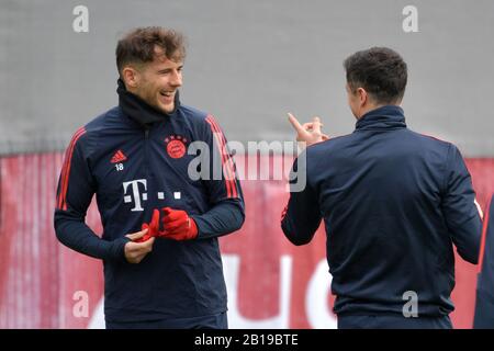 Von links: Leon GORETZKA (FC Bayern München), lacht, lacht, lacht, optimistisch, fröhlich, rechts: Robert LEWANDOWSKI (FC Bayern München). Endtraining FC Bayern München vor dem Champions-League-Spiel FC Chelsea-FC Bayern München. Fußball, am 24. Februar 2020. Weltweite Verwendung Stockfoto