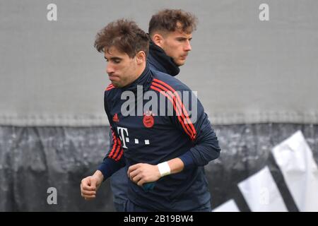 Front: Javi (Javier) MARTINEZ (FC Bayern München), Hi: Leon GORETZKA (FC Bayern München), Action. Endtraining FC Bayern München vor dem Champions-League-Spiel FC Chelsea-FC Bayern München. Fußball, am 24. Februar 2020. Weltweite Verwendung Stockfoto