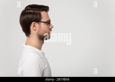 Seitenprofilansicht Nahaufnahme junger Mann mit Blick auf Copyspace. Stockfoto