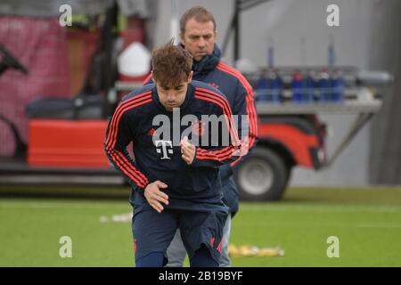 Javi (Javier) MARTINEZ (FC Bayern München) - Hallo: Hans Dieter Flick (Hansi, Trainer FC Bayern München). Abschlusstraining FC Bayern München vor dem Champions-League-Spiel FC Chelsea-FC Bayern München. Fußball, am 24. Februar 2020. Weltweite Verwendung Stockfoto