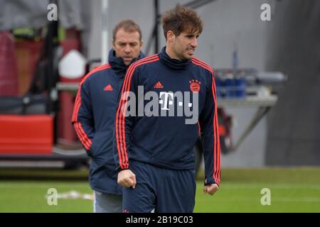 Javi (Javier) MARTINEZ (FC Bayern München) - Hallo: Hans Dieter Flick (Hansi, Trainer FC Bayern München). Abschlusstraining FC Bayern München vor dem Champions-League-Spiel FC Chelsea-FC Bayern München. Fußball, am 24. Februar 2020. Weltweite Verwendung Stockfoto