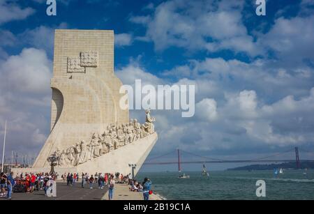 Lissabon, Portugal. Okt. 2019. Das Padrao dos Descobrimentos (Entdeckungsdenkmal) befindet sich im Lissaboner Stadtteil Belém am Ufer des Flusses Tejo. Credit: Damian Gollnisch / dpa-Zentralbild / ZB / dpa / Alamy Live News Stockfoto