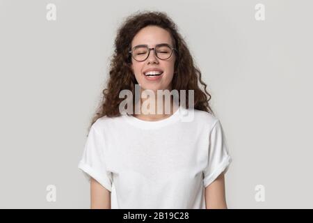 Glückliche, tausendjährige Frau, die sich mit geschlossenen Augen entspannt und frische Luft atmet. Stockfoto