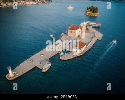 Luftaufnahme der Our Lady of the Rocks ist eine der beiden Inselchen vor der Küste von Perast in der Bucht von Kotor, Montenegro. 09-05-2020. Römisch-Katholische Kirche Stockfoto