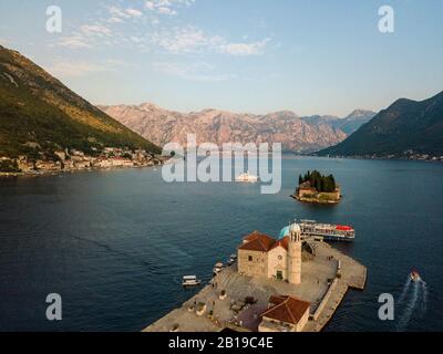 Luftaufnahme der Our Lady of the Rocks ist eine der beiden Inselchen vor der Küste von Perast in der Bucht von Kotor, Montenegro. 09-05-2020. Römisch-Katholische Kirche Stockfoto