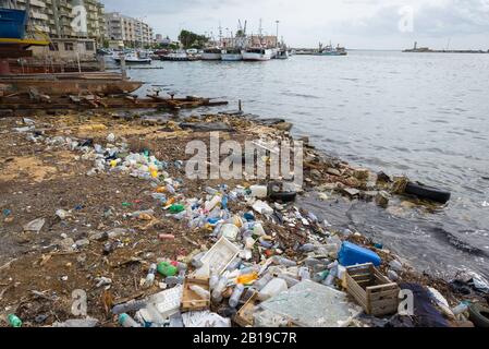 Kunststoffverschmutzung mittelmeer, Blick auf einen Strand im Hafen von Marsala mit Plastikmüll, Sizilien, Italien, Europa. Stockfoto