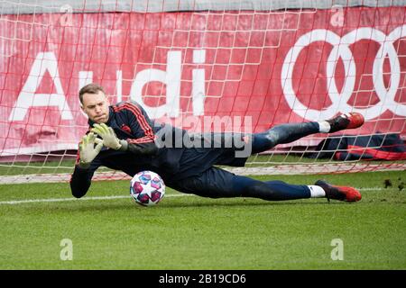 München, Deutschland. Februar 2020. Fußball: Champions League, FC Chelsea - Bayern München, Hinrunde sechzehn, Trainingseinheit FC Bayern im Vereinslokal an der Säbener Straße. Torhüter Manuel neuer vom FC Bayern München hält den Ball in der Praxis. Credit: Matthias Balk / dpa / Alamy Live News Stockfoto