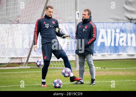 München, Deutschland. Februar 2020. Fußball: Champions League, FC Chelsea - Bayern München, Hinrunde sechzehn, Trainingseinheit FC Bayern im Vereinslokal an der Säbener Straße. Torhüter Manuel neuer (l) und Trainer Hansi Flick vom FC Bayern München sprechen. Credit: Matthias Balk / dpa / Alamy Live News Stockfoto