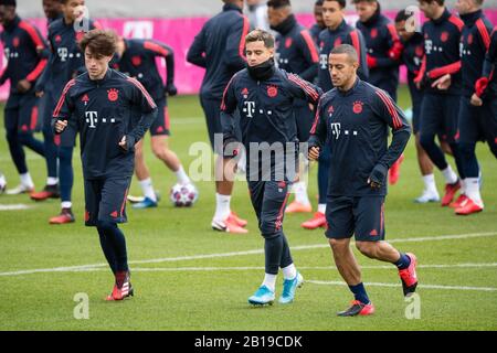 München, Deutschland. Februar 2020. Fußball: Champions League, FC Chelsea - Bayern München, Hinrunde sechzehn, Trainingseinheit FC Bayern im Vereinslokal an der Säbener Straße. Alvaro Odriozola (l-r), Philippe Coutinho und Thiago vom FC Bayern München erwärmen sich. Credit: Matthias Balk / dpa / Alamy Live News Stockfoto