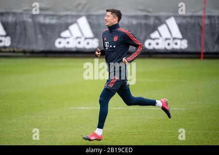 München, Deutschland. Februar 2020. Fußball: Champions League, FC Chelsea - Bayern München, Hinrunde sechzehn, Trainingseinheit FC Bayern im Vereinslokal an der Säbener Straße. Über den Platz läuft Robert Lewandowski vom FC Bayern München. Credit: Matthias Balk / dpa / Alamy Live News Stockfoto