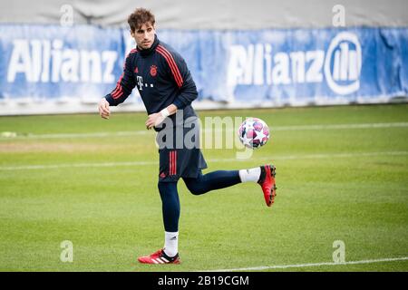 München, Deutschland. Februar 2020. Fußball: Champions League, FC Chelsea - Bayern München, Hinrunde sechzehn, Trainingseinheit FC Bayern im Vereinslokal an der Säbener Straße. Javi Martinez vom FC Bayern München spielt den Ball. Credit: Matthias Balk / dpa / Alamy Live News Stockfoto