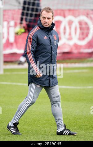 München, Deutschland. Februar 2020. Fußball: Champions League, FC Chelsea - Bayern München, Hinrunde sechzehn, Trainingseinheit FC Bayern im Vereinslokal an der Säbener Straße. Trainer Hansi Flick vom FC Bayern München spaziert über das Spielfeld. Credit: Matthias Balk / dpa / Alamy Live News Stockfoto