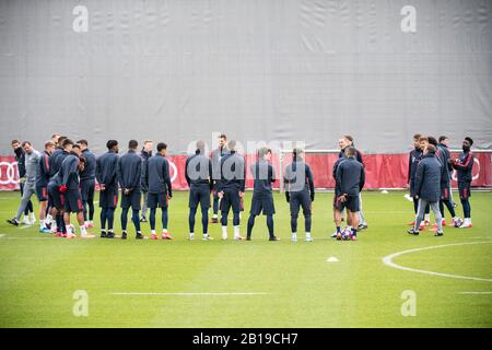 München, Deutschland. Februar 2020. Fußball: Champions League, FC Chelsea - Bayern München, Hinrunde sechzehn, Trainingseinheit FC Bayern im Vereinslokal an der Säbener Straße. Die Spieler des FC Bayern München haben sich auf dem Platz versammelt. Credit: Matthias Balk / dpa / Alamy Live News Stockfoto