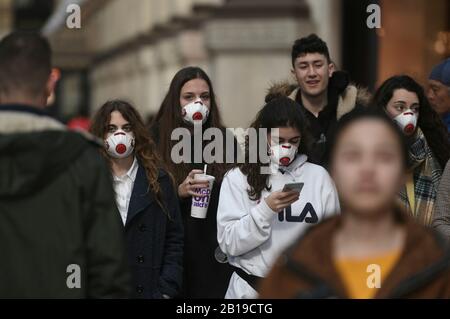 Coronavirus Notfall in Mailand schlendern Bürger und Touristen mit Schutzmasken durch die Innenstadt. Stockfoto