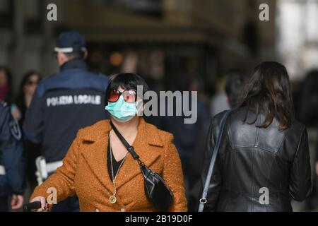 Coronavirus Notfall in Mailand schlendern Bürger und Touristen mit Schutzmasken durch die Innenstadt. Stockfoto