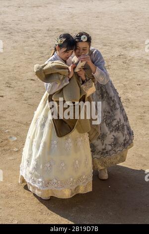 Zwei südkoreanische Mädchen, die das Nationalkleid tragen, Hanok im Gyeongbokgung-Palast, Sejongno, Jongno-gu, Seoul, Südkorea, Stockfoto