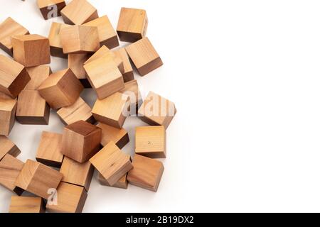 Ein Haufen Holzwürfel im Kindergarten. Auf weißem Hintergrund verstreute Holzwürfel isoliert Stockfoto