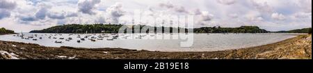 Panoramablick auf Boote in der Helford Passage, Cornwall, Großbritannien Stockfoto