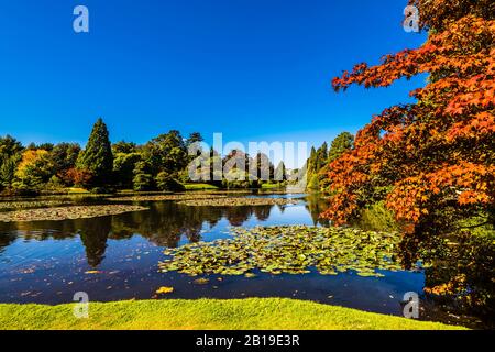 Blick auf den See im Sheffield Park, Sussex, Großbritannien Stockfoto