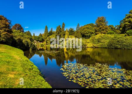 Wasserfall und See im Sheffield Park, Sussex, Großbritannien Stockfoto