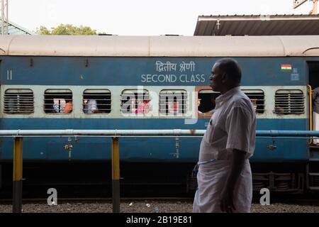 Zweiter Klasse Zug. Indian Railways. Bahnreisen. Mysore Junction Station, Karnataka, Südindien. Stockfoto