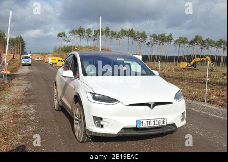 Gruenheide, Deutschland. Februar 2020. Ein Tesla-Auto verlässt das Gelände des zukünftigen Gigafaktorgeländes in Gruenheide am östlichen Stadtrand von Berlin. Die Räumungsarbeiten konnten am 21.2.2020 nach einem Baustopp wieder aufgenommen werden. Unter Polizeischutz wurden Kiefern gefällt und das Gebiet gesichert. Ab Sommer 2021 werden hier jährlich in der ersten Phase 150.000 Elektroautos Des Typs 3 und Y gebaut. *** Lokale Beschriftung *** . Kredit: Thomas Uhlemann / dpa-Zentralbild / ZB / dpa / Alamy Live News Stockfoto