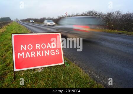 Keine Straßenmarkierungen auf dem Warnschild "Road Ahead", nachdem leed yorkshire united Kingdom wiederbelaufe Stockfoto