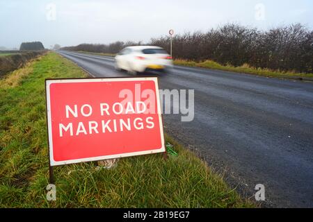 Keine Straßenmarkierungen auf dem Warnschild "Road Ahead", nachdem leed yorkshire united Kingdom wiederbelaufe Stockfoto