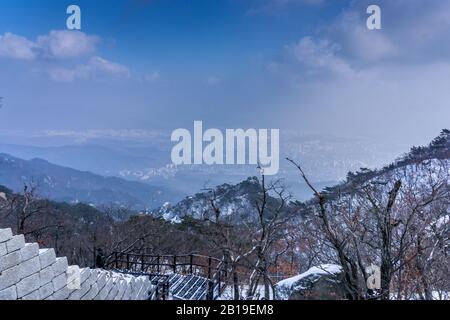 Bukhansan-Nationalpark, Blick vom Berg Bukhan auf Seoul, Südkorea Stockfoto