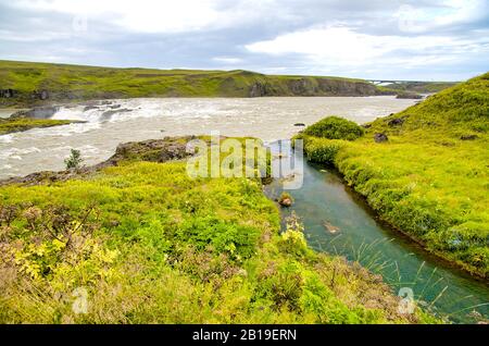 Urridafoss Wasserfälle in der Sommersaison, Island. Stockfoto