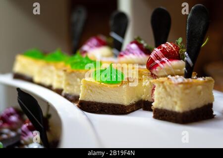 Kleiner Kuchen mit Gelee- und Erdbeerdekoration Stockfoto