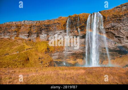 Seljalandsfoss Wasserfall in der Sommersaison, Island. Berg und blauer Himmel. Stockfoto