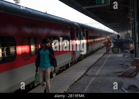 Zweiter Klasse Zug. Indian Railways. Bahnreisen. Mysore Junction Station, Karnataka, Südindien. Stockfoto
