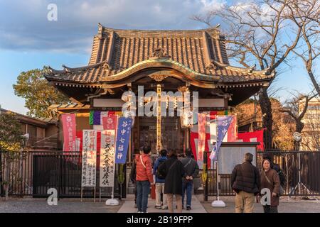 Ueno, japan - 02. januar 2020: Japanische Menschen beten vor dem Daikokudo Tempel im Ueno-Park, der einem der sieben Glücksgöttinnen gewidmet ist. Stockfoto