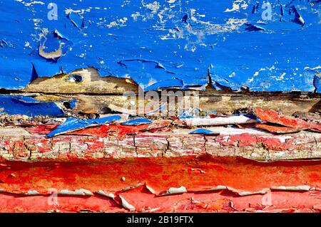 Nahaufnahme des abstrakten Bildes von altem, Blätterungs- und Schälbild, roter und blauer Farbe.