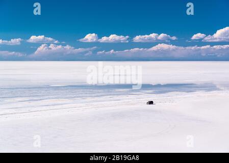 SUV-Auto im Salar de Uyuni (Uyuni Salzebenen), Potosi, Bolivien Stockfoto