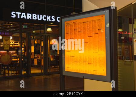 Mainz, 28. Januar 2020: Einsteigen am Bahnhof in Mainz. Stockfoto