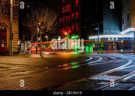 Mainz - 28. Januar 2020: Nachtstraßen in der Nähe des Hauptbahnhofs in Mainz. Stockfoto