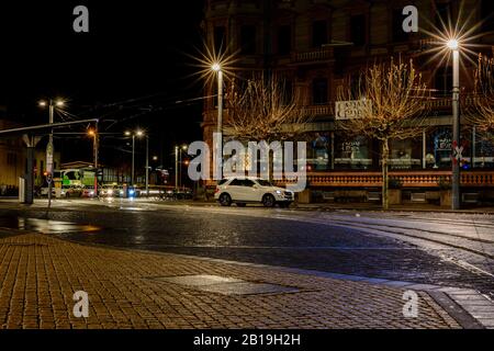 Mainz - 28. Januar 2020: Nachtstraßen in der Nähe des Hauptbahnhofs in Mainz. Stockfoto